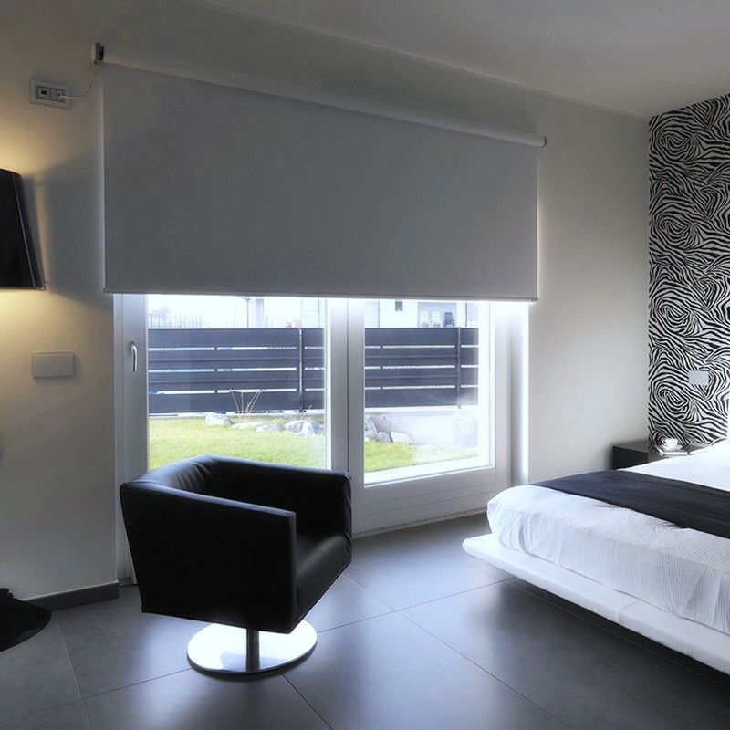 Cortina roller blackout de color oscuro para lograr oscuridad total en dormitorio de Concepción